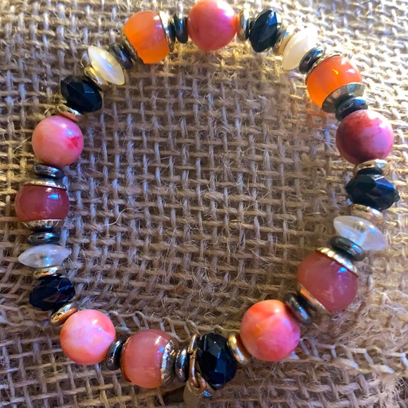 Express | Stretchy Bead Fashion Bracelet with Arrow Charm | Pink & Gold - Picture 3 of 5